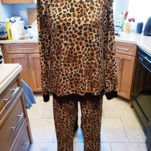 NWOT Secret Treasures pajama set in leopard print, size XL (16-18)
